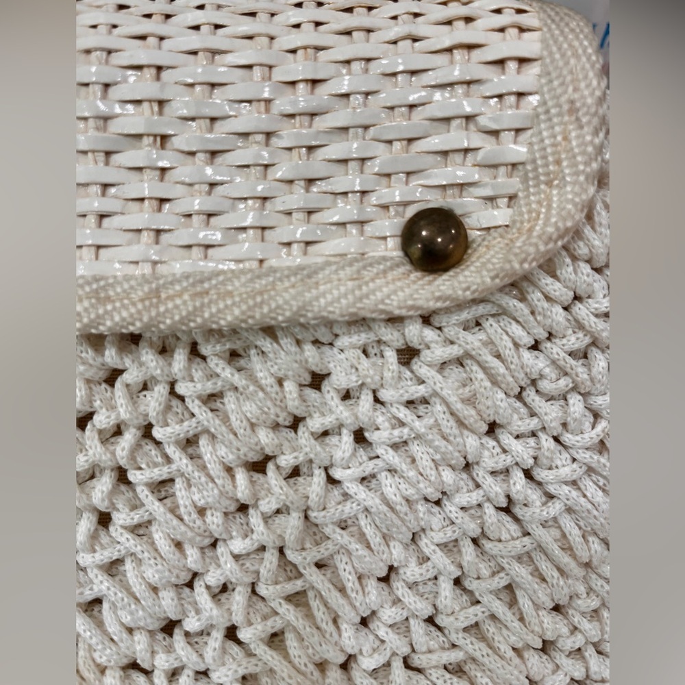 Rattan raffia woven crochet white 60โs kitschy mod purse with brass hardware - Picture 8 of 11
